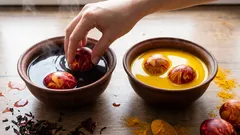 化学薬品を使わないイースターエッグ：この自然な方法を使えば、お店では手に入らないような色合いを作り出すことができます。