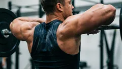 V字型のボディラインを作る、肩に最適なエクササイズ